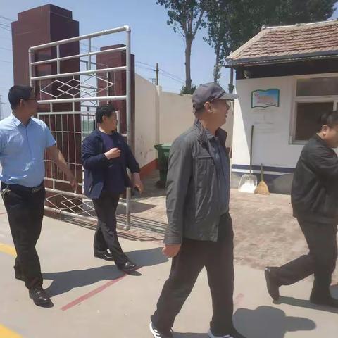 县教体局领导莅临佛刘小学视察语言文字教学工作