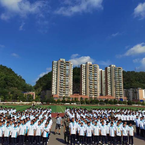 以梦为马不畏远 拼搏青春正当时（市五十四中军训拉练）