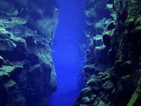 马里亚纳海沟，海底的岩石是是啥石材呢？