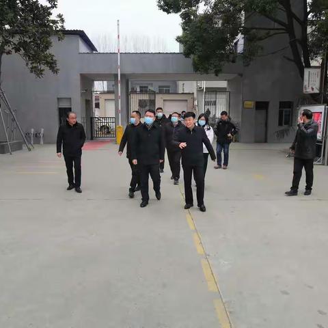 襄城区委周区长及欧庙镇委陈书记一行到杨威中学调研