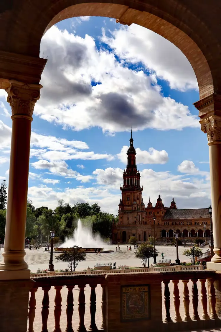 这座1929年拉美博览馆建造的广场呈半圆形 外围的半圆像张开的臂弯