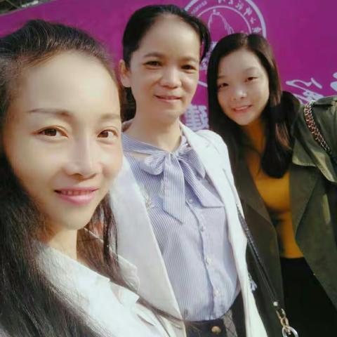 2018.10.12迎着最美好的阳光，漫步师大，我们是快乐的。