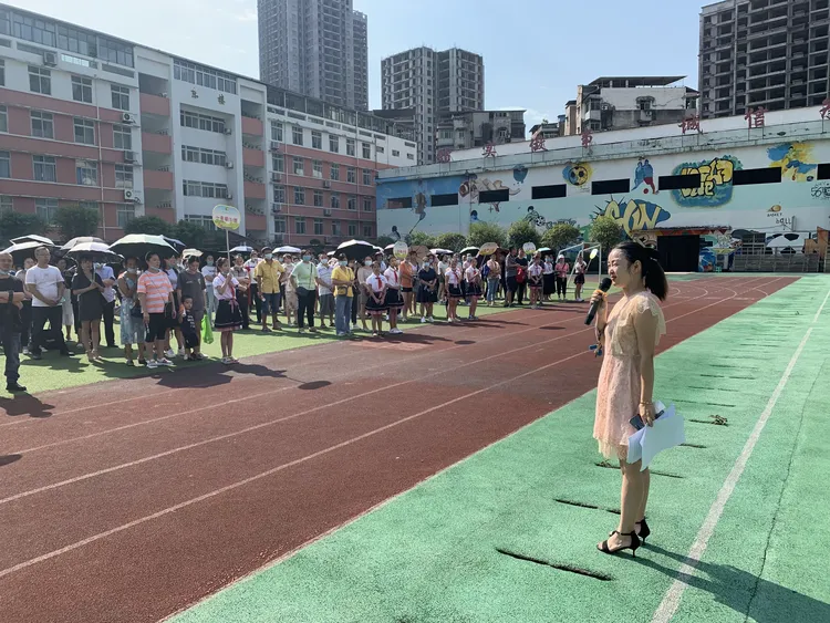 綦江区营盘山小学:入学第一天,一年级,向未来!