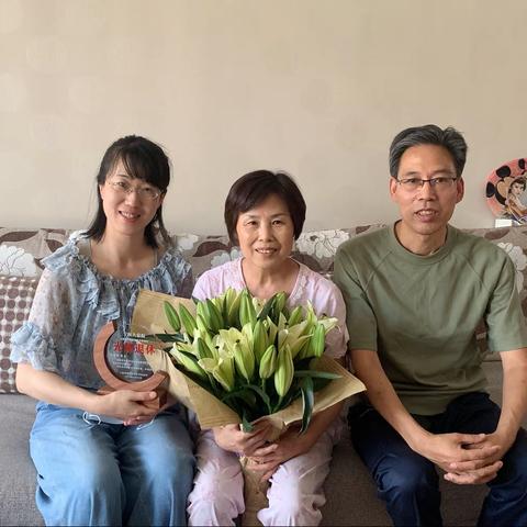 慰问老党员 关怀暖人心 超声检验党支部“七一”前夕看望慰问老党员