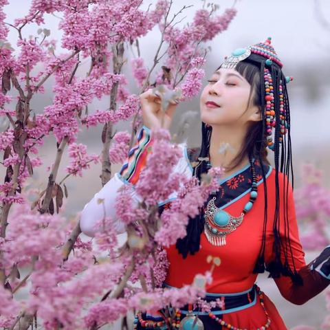 《花香人美》 春已成花
