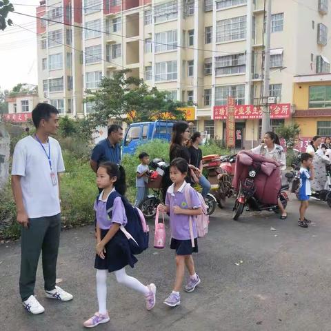 【筵宾镇中心小学】开学第一天，党员在行动