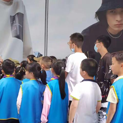 给山区儿童筹款买书包