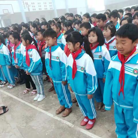 春风送爽精神在，学子奋发迎朝阳。              ——玛朗小学2019春季开学典礼