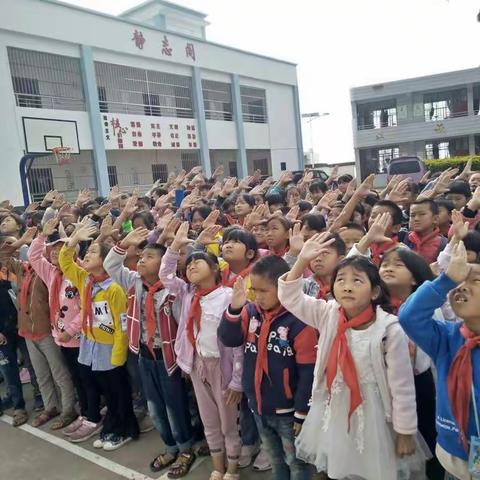 玛朗小学10月21日升旗仪式——争做社会主义的接班人