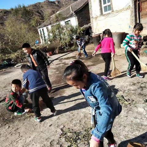 蟒拦小学一年级到贫困户大扫除活动