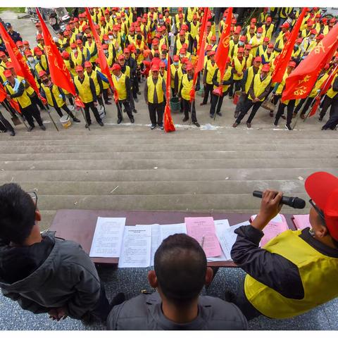 双龙村全民上阵掀起环境整治新热潮