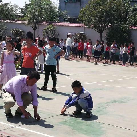 西湖龙泉小学鬼步舞七彩阳光广播操比赛暨防溺水安全教育宣誓签名大会