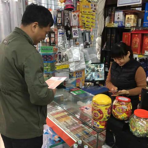 圆明园东里社区社工在社区内和沿街门店积极宣传志愿者精神并为海淀区优秀志愿者投票