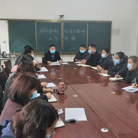 菜园集镇组织小学生接种疫苗，筑牢校园安全防线