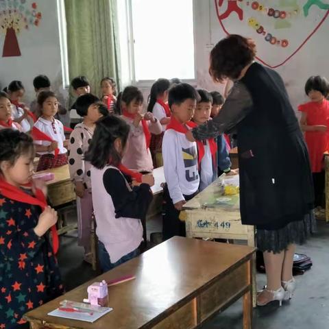 底阁镇中心小学开展少先队活动