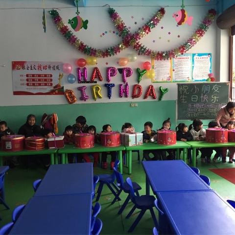 晓曼幼儿园集体生日会满满都是爱的味道……