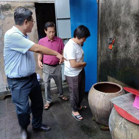 6月8日世禄巷居委会开展“清洁家园，防蚊灭蚊”夏秋季爱国卫生百日专项