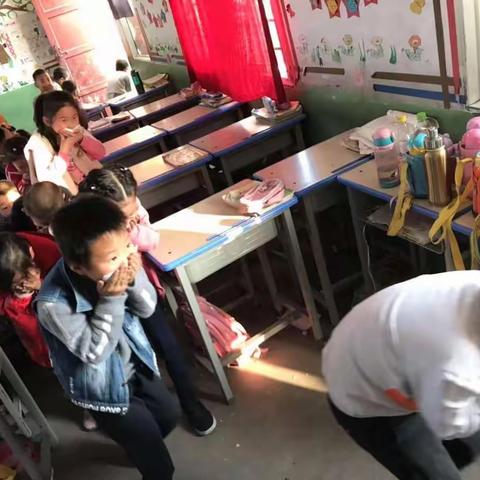 西平县师灵史庄小学开展消防疏散演练活动