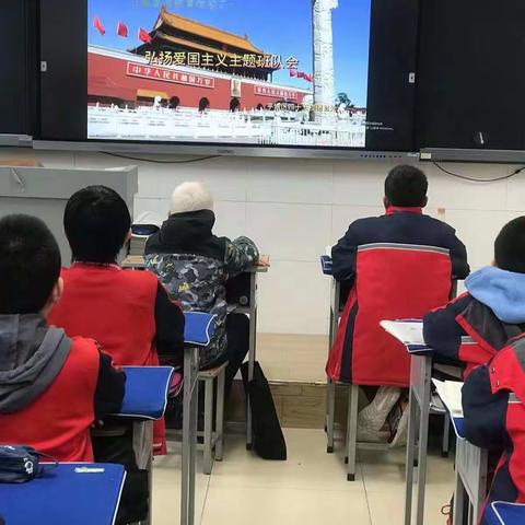 激荡青春 弘扬爱国一一记平城区四十五校“以奋斗姿态激扬青春”主题教育活动之弘扬爱国主义队会