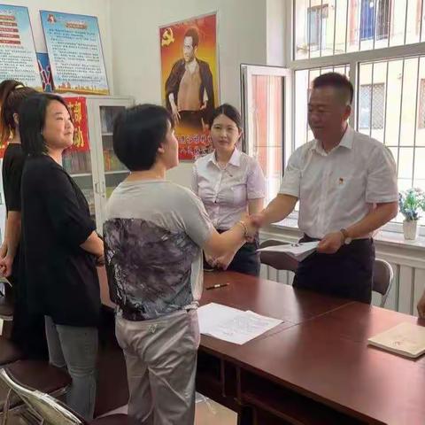 榆林街道华龙社区党委联合中国银行颐城街支行党支部开展“我为群众办实事”党建共建活动