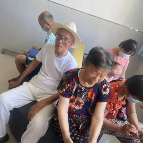 蔺高村两委组织为老年人新冠疫苗第二、第三针剂接种