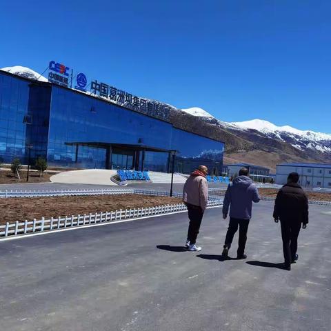 甘孜州邮政分公司邓伟总经理在理塘县禾尼乡葛洲坝集团工区实地查看葛洲坝邮政自提点