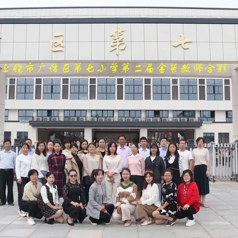 旖旎秋色画意陶，斑斓蝶舞暮与朝