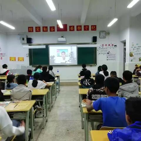 弥勒市东山中学《生命与爱同行  家校携手共赢》爱国励志德育课