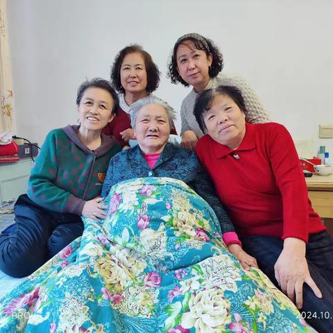 姐妹与92岁母亲合影