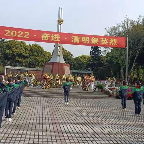 缅怀革命先烈 弘扬民族精神                 ——清明烈士陵园祭扫活动