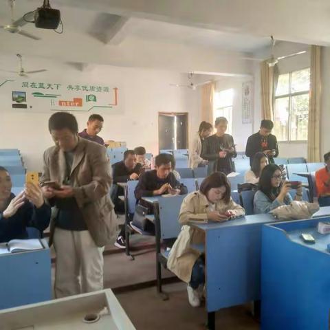 与时俱进，跟上时代的步伐――浯口中心小学组织骨干教师开展“班班通”培训