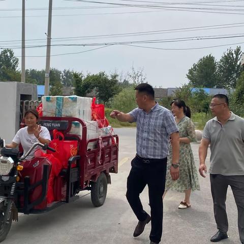 浓浓尊师意 殷殷重教情——姚集镇张圩社区党支部对张圩小学开展走访慰问活动