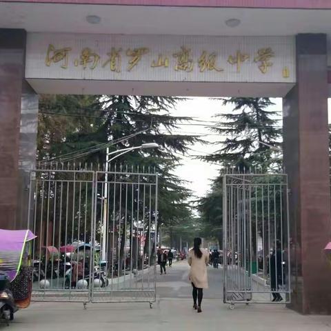 参会家长存放在大门内外的车辆