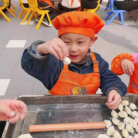 “爱在深秋、乐享美食美刻”——六一第二幼儿园包饺子活动