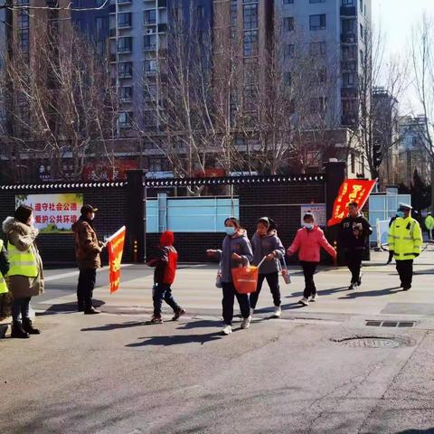 心无旁骛护学子，幸福路上的“一抹红”：幸福街小学五（3）中队用心共筑最美校园路