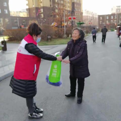 “垃圾分类，从我做起”——红十字志愿者垃圾分类走进蓝爵国际
