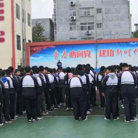 八年级第一次月考表彰大会圆满结束