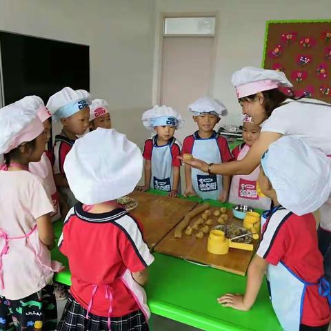 “中秋月饼甜又香，我和老师做月饼”大河洼幼儿园大班开展中秋节主题活动。