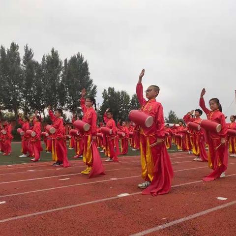 彩绸飞舞，击鼓乐鸣——武川县第二小学腰鼓社团