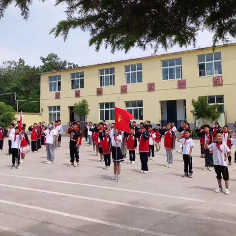 榴花开欲燃    国旗映红心——上毛仪涧中心小学第十四周升旗仪式