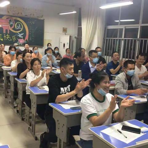 【莒县四小 乐真教育】解读“双减”，家校共育——六年级一班家长会在进行