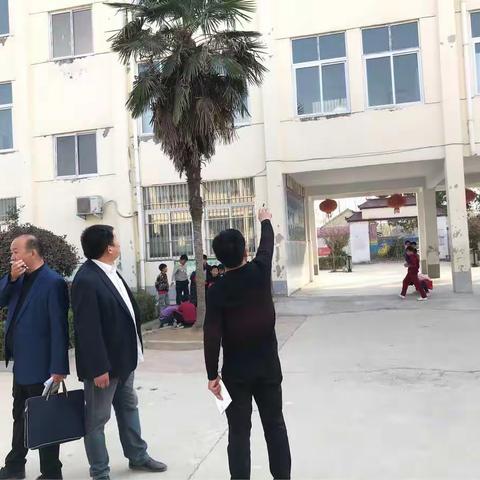 县督导室李世峰主任一行五人亲临刘店乡中心小学督导检查工作