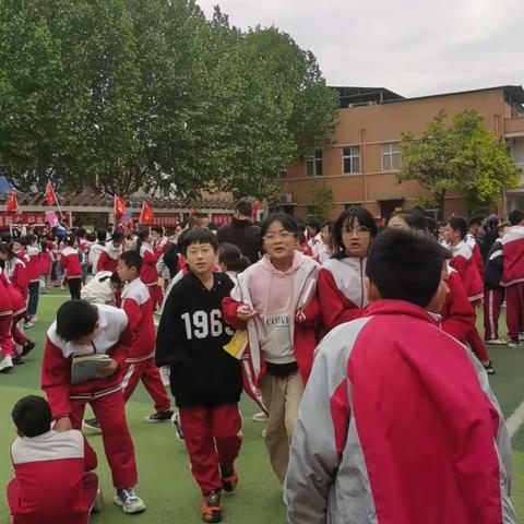 尉氏县实验小学三四班图书跳蚤市场连连看