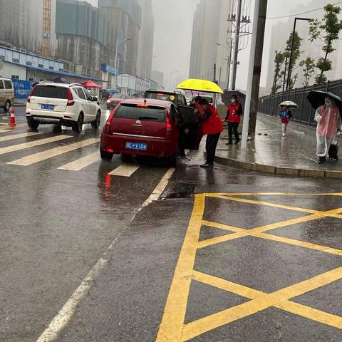 雨中的坚守