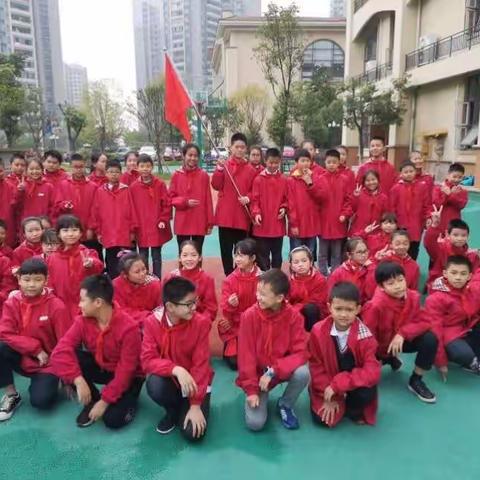 恒大雅苑小学六年级一班“我和队旗合个影”