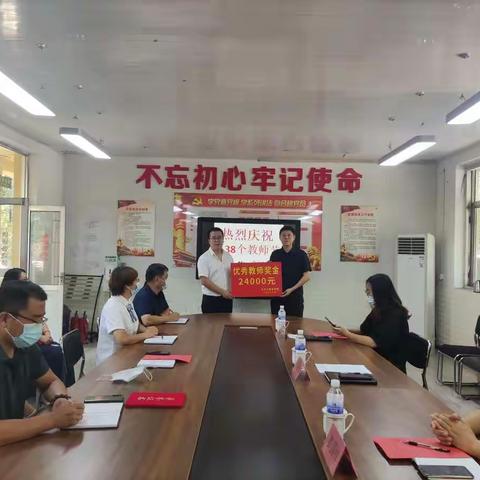 青岛九联中学召开庆祝第38个教师节暨镇级优秀教师座谈会