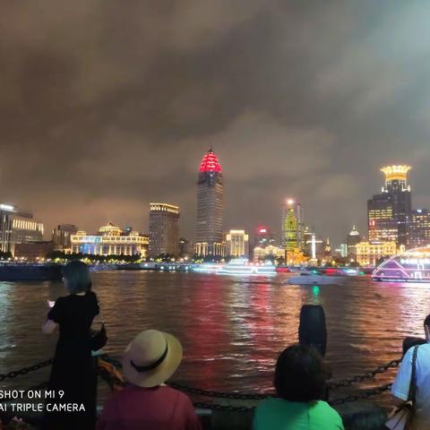 夜晚的上海滩…
