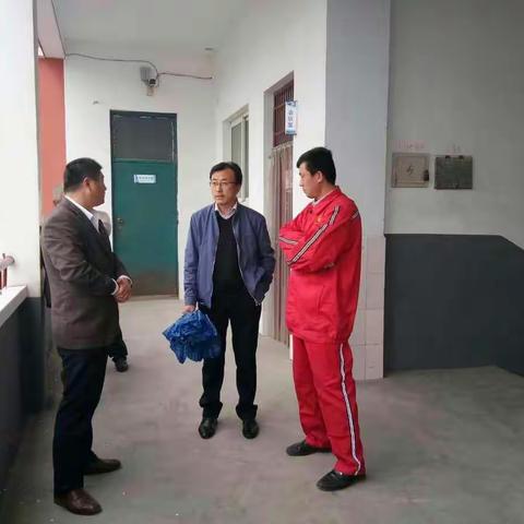 4月8日上午，中心校张晓阳校长冒雨到初级中学指导创均作。