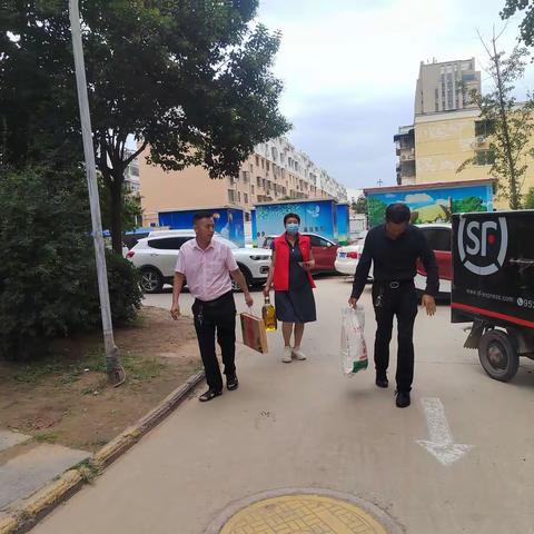 “八月银桂飘香，我们中秋送情”宏康社区中秋节慰问困难家庭