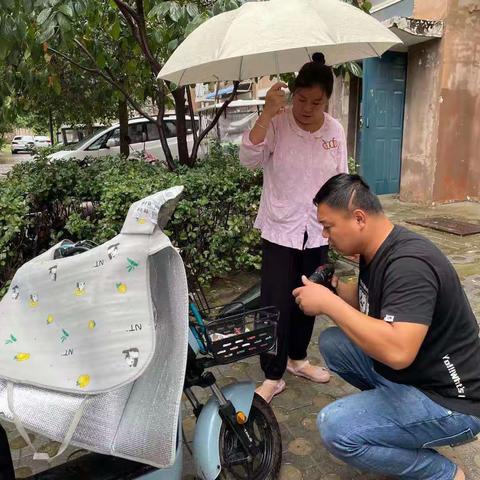 金明池街道办事处安装电动车防盗车牌，平安建设宣传工作在行动